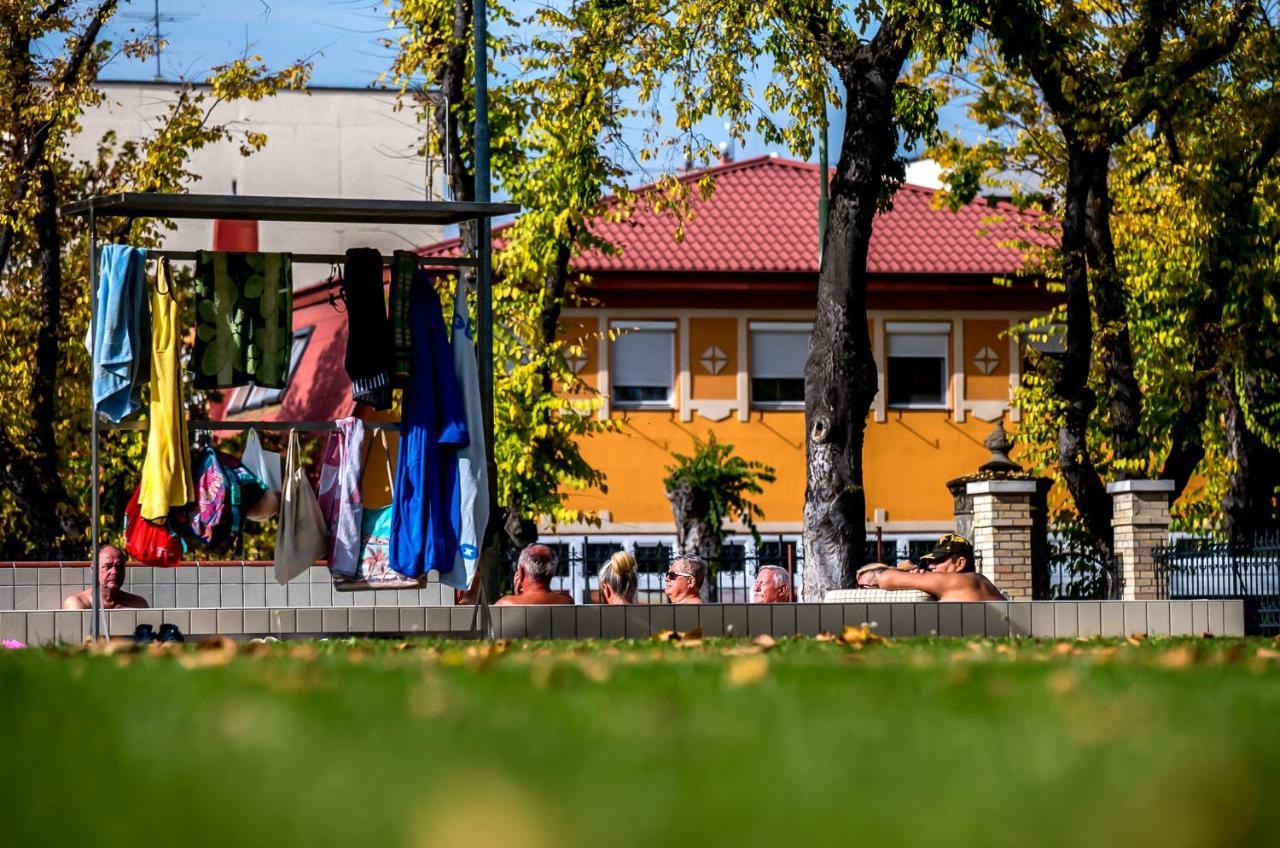 CVSE Clubház és Panzió Acomodação com café da manhã Cegléd Exterior foto