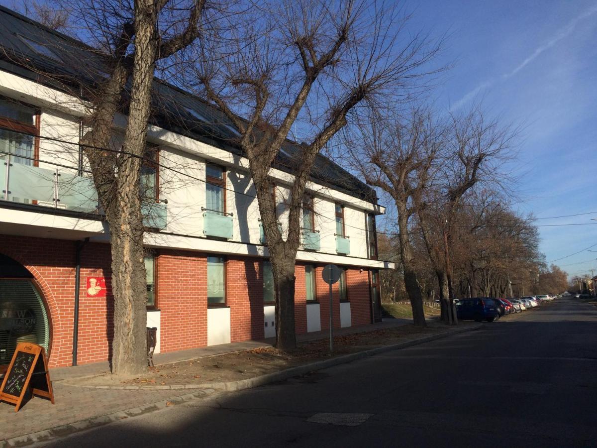 CVSE Clubház és Panzió Acomodação com café da manhã Cegléd Exterior foto