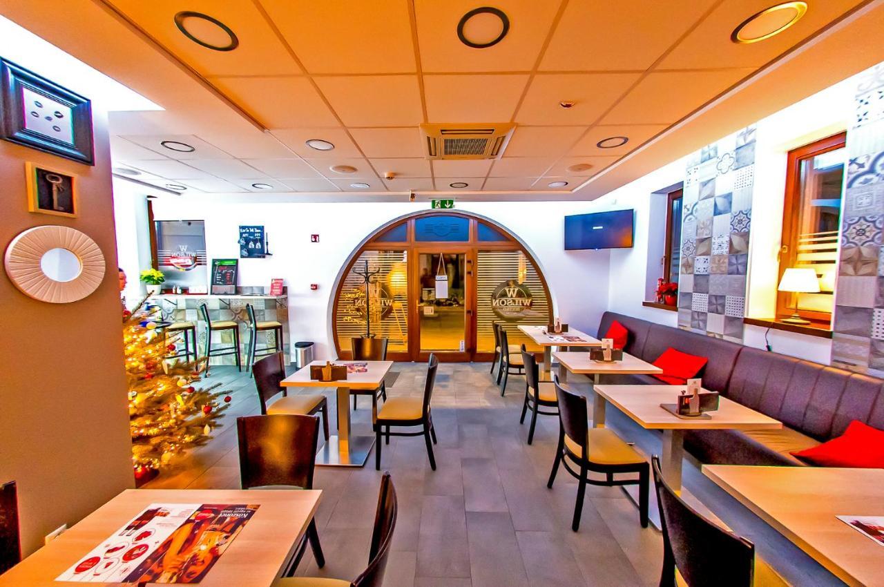 CVSE Clubház és Panzió Acomodação com café da manhã Cegléd Exterior foto