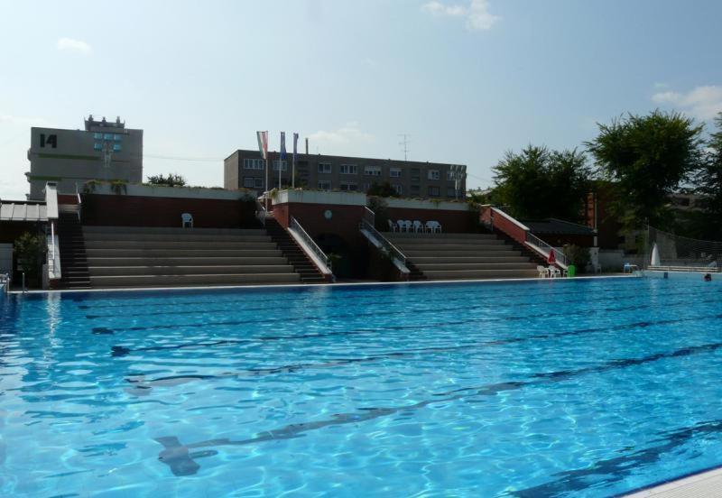 CVSE Clubház és Panzió Acomodação com café da manhã Cegléd Exterior foto
