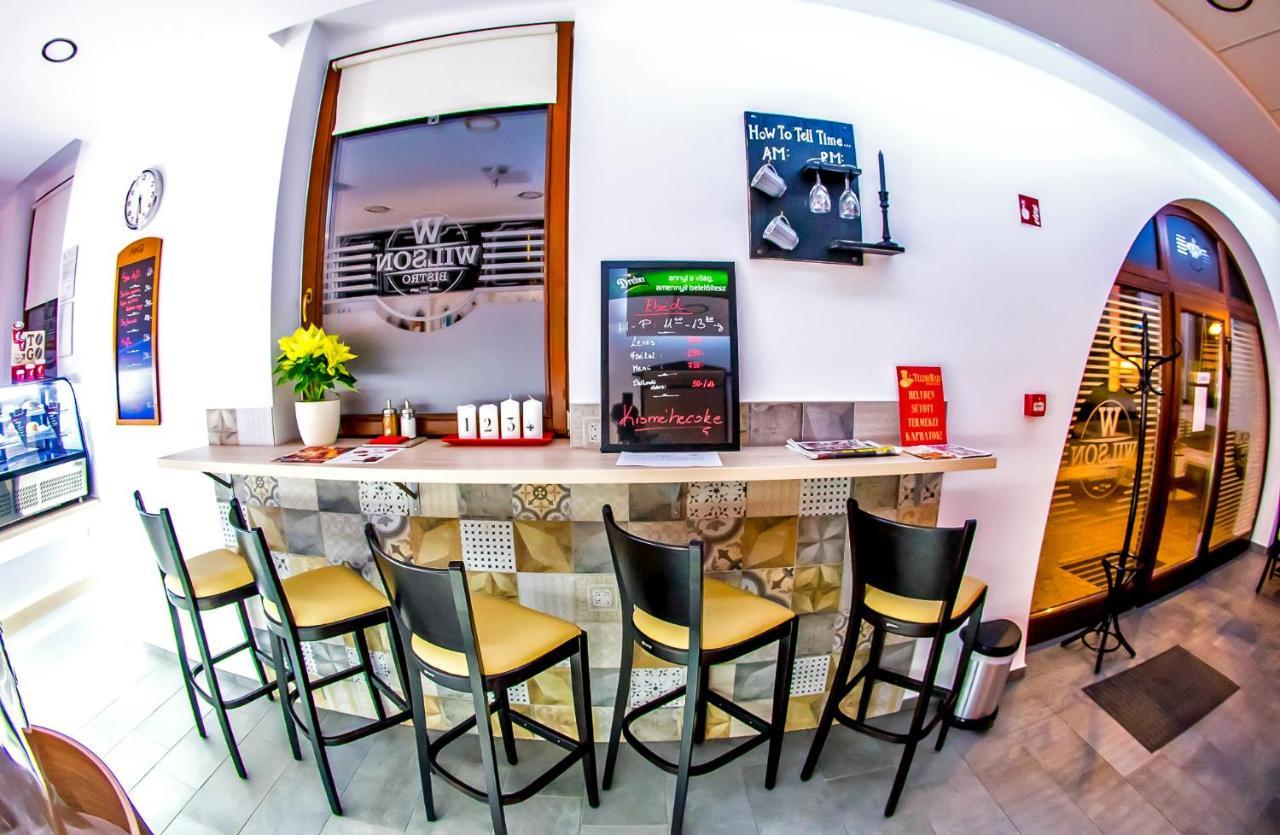 CVSE Clubház és Panzió Acomodação com café da manhã Cegléd Exterior foto