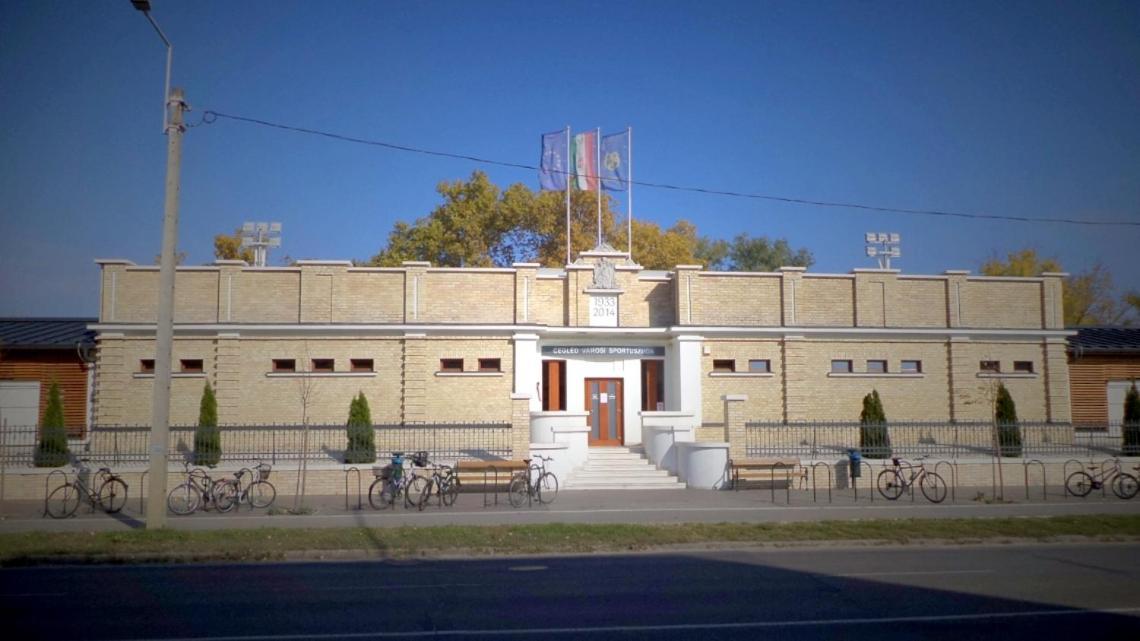 CVSE Clubház és Panzió Acomodação com café da manhã Cegléd Exterior foto