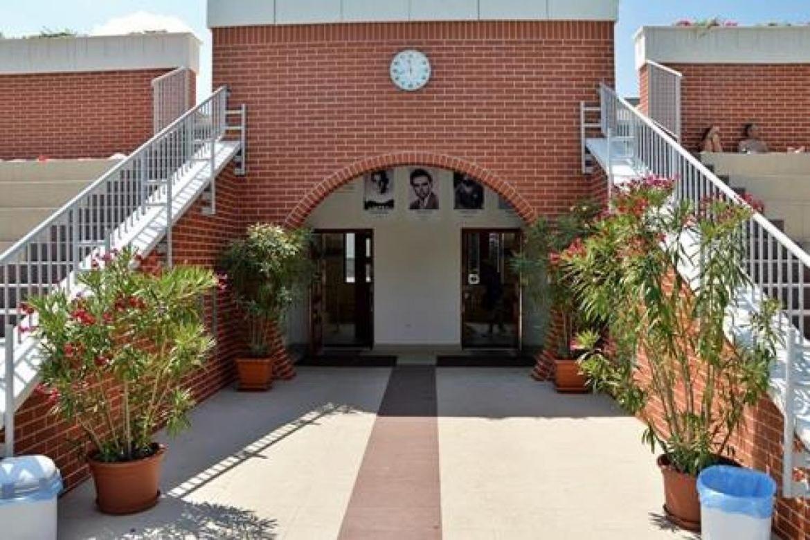 CVSE Clubház és Panzió Acomodação com café da manhã Cegléd Exterior foto