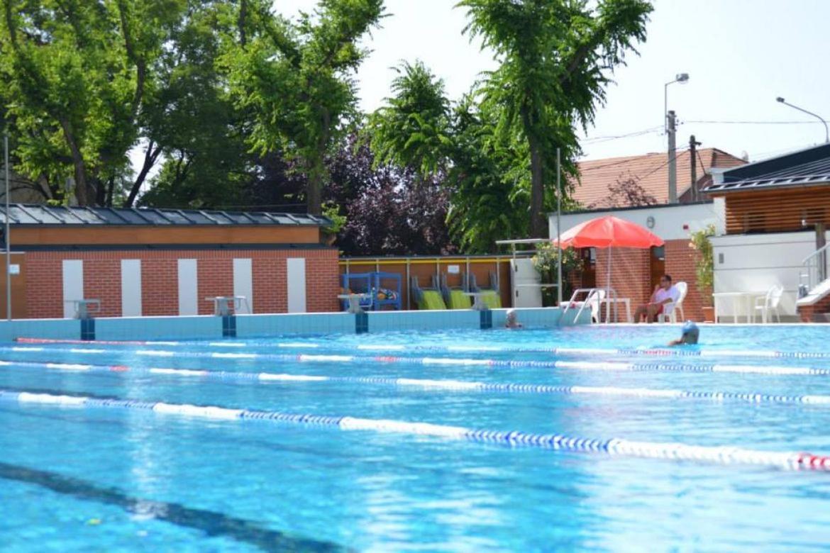 CVSE Clubház és Panzió Acomodação com café da manhã Cegléd Exterior foto