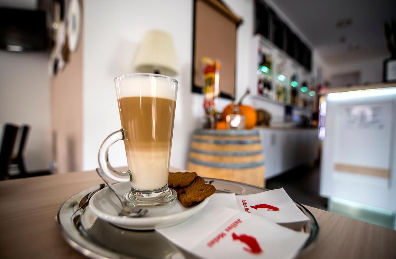 CVSE Clubház és Panzió Acomodação com café da manhã Cegléd Exterior foto