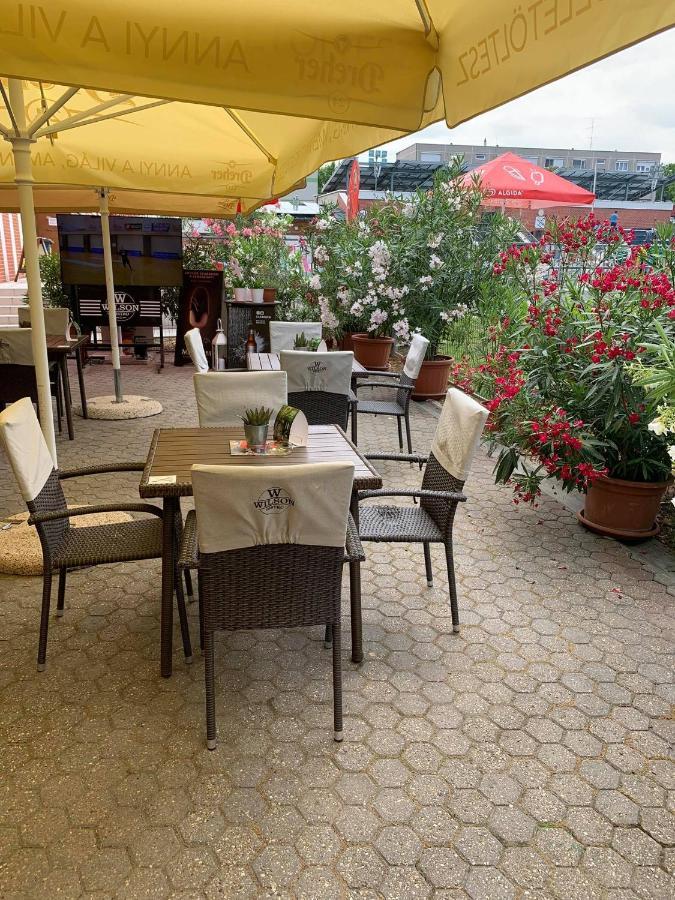 CVSE Clubház és Panzió Acomodação com café da manhã Cegléd Exterior foto