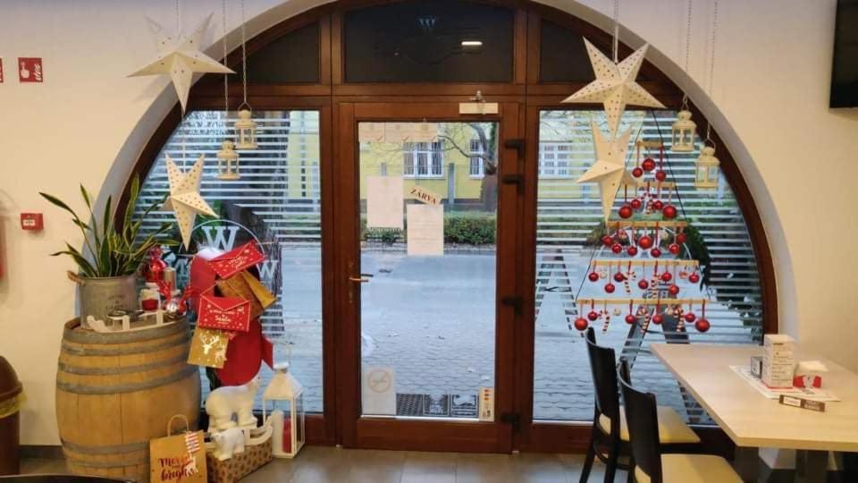 CVSE Clubház és Panzió Acomodação com café da manhã Cegléd Exterior foto